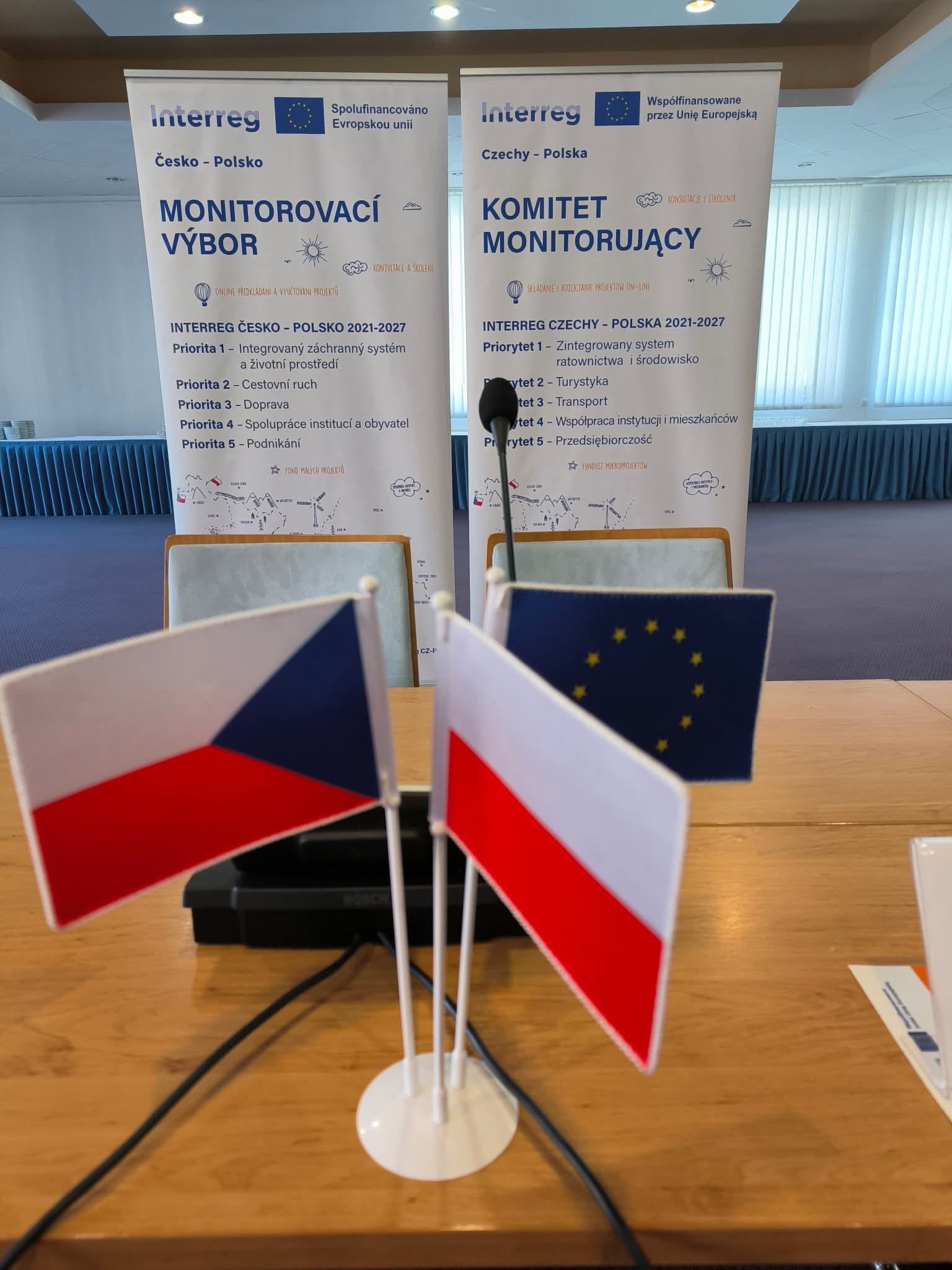 Zdjęcie, przedstawia Flagi Polski oraz Czech