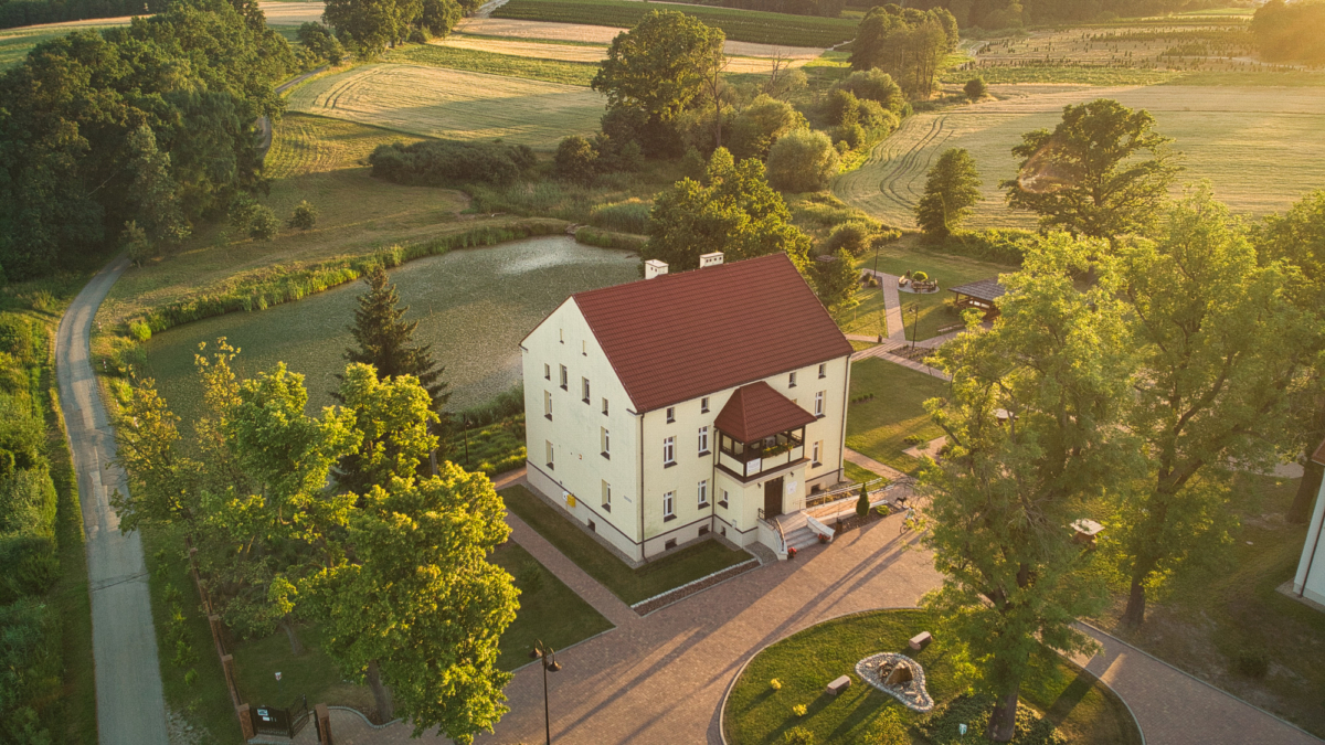 Zdjęcie przedstawiające dworek w Łukowie Śląskim.